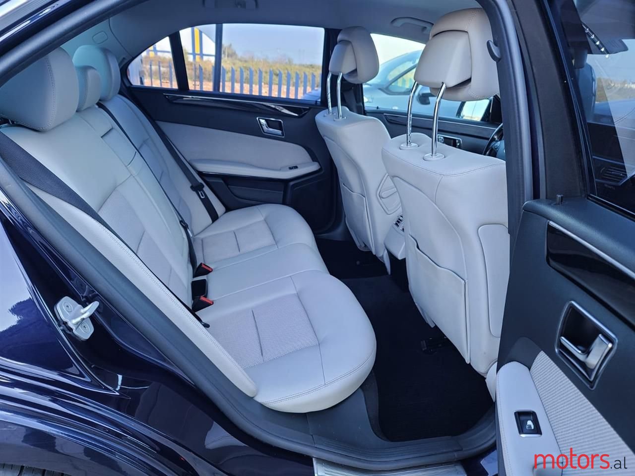 2011' Mercedes-Benz E 250 photo #2