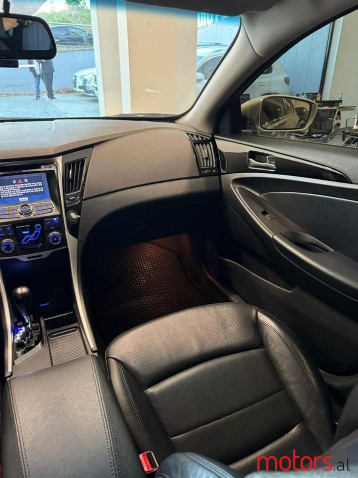 2010' Hyundai Sonata photo #5