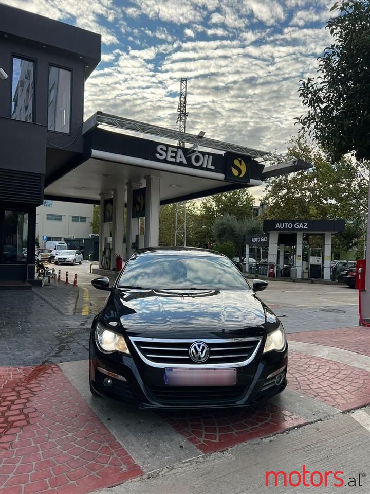 2011' Volkswagen Passat photo #2