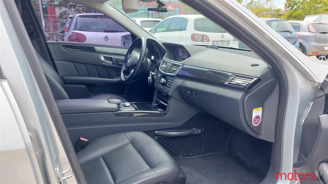 2011' Mercedes-Benz E 220 photo #5