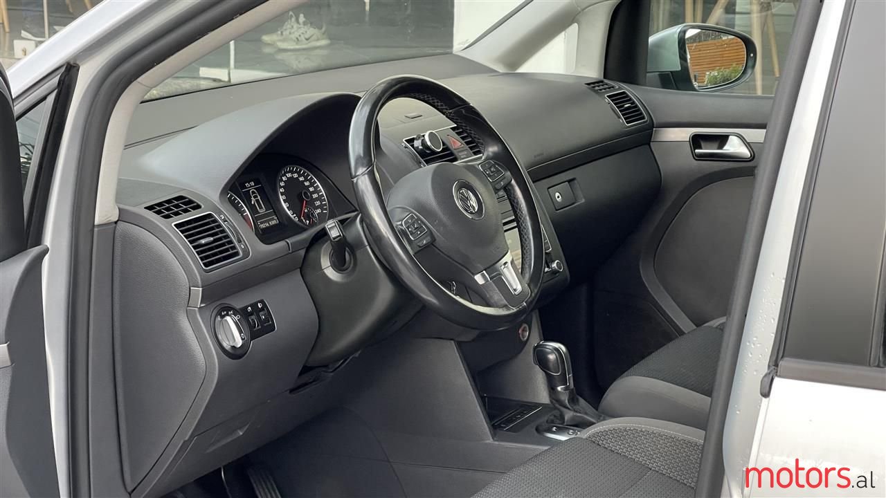 2011' Volkswagen Touran photo #6
