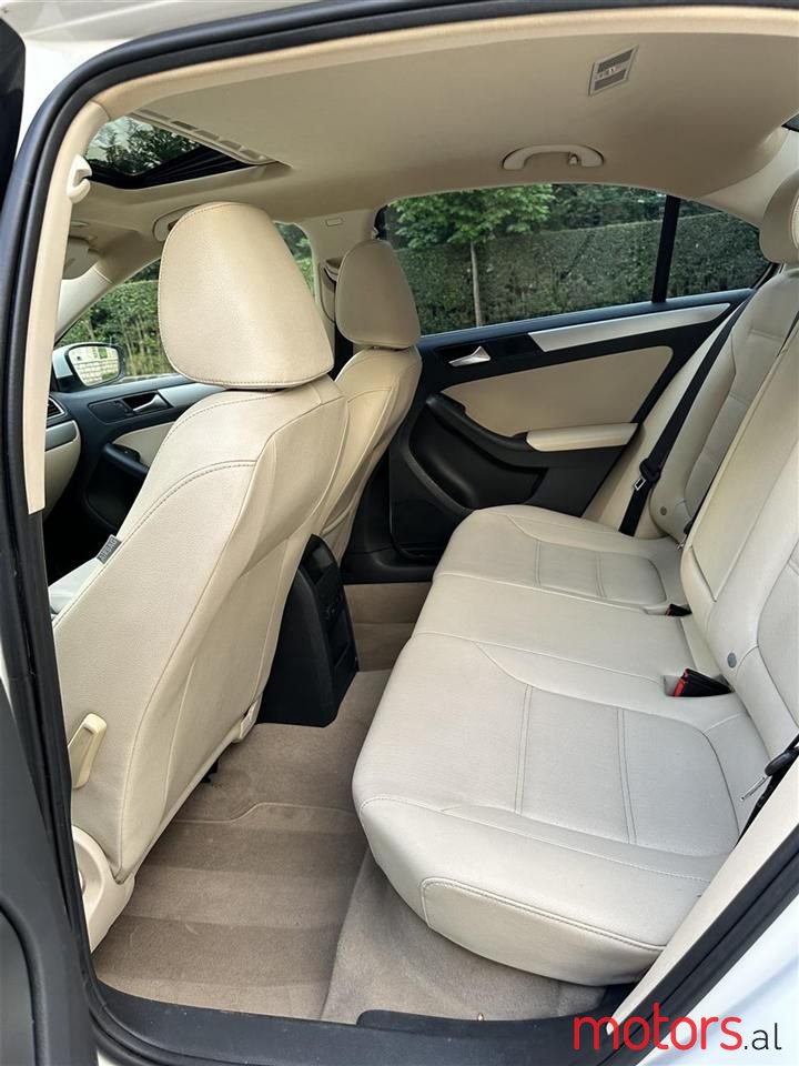 2012' Volkswagen Jetta photo #3