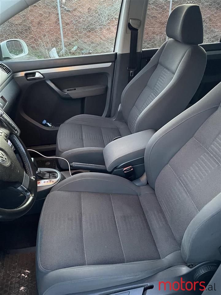 2008' Volkswagen Touran photo #3