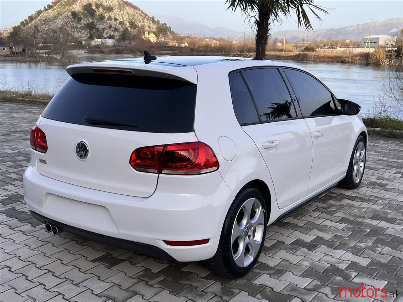 2011' Volkswagen Golf photo #6