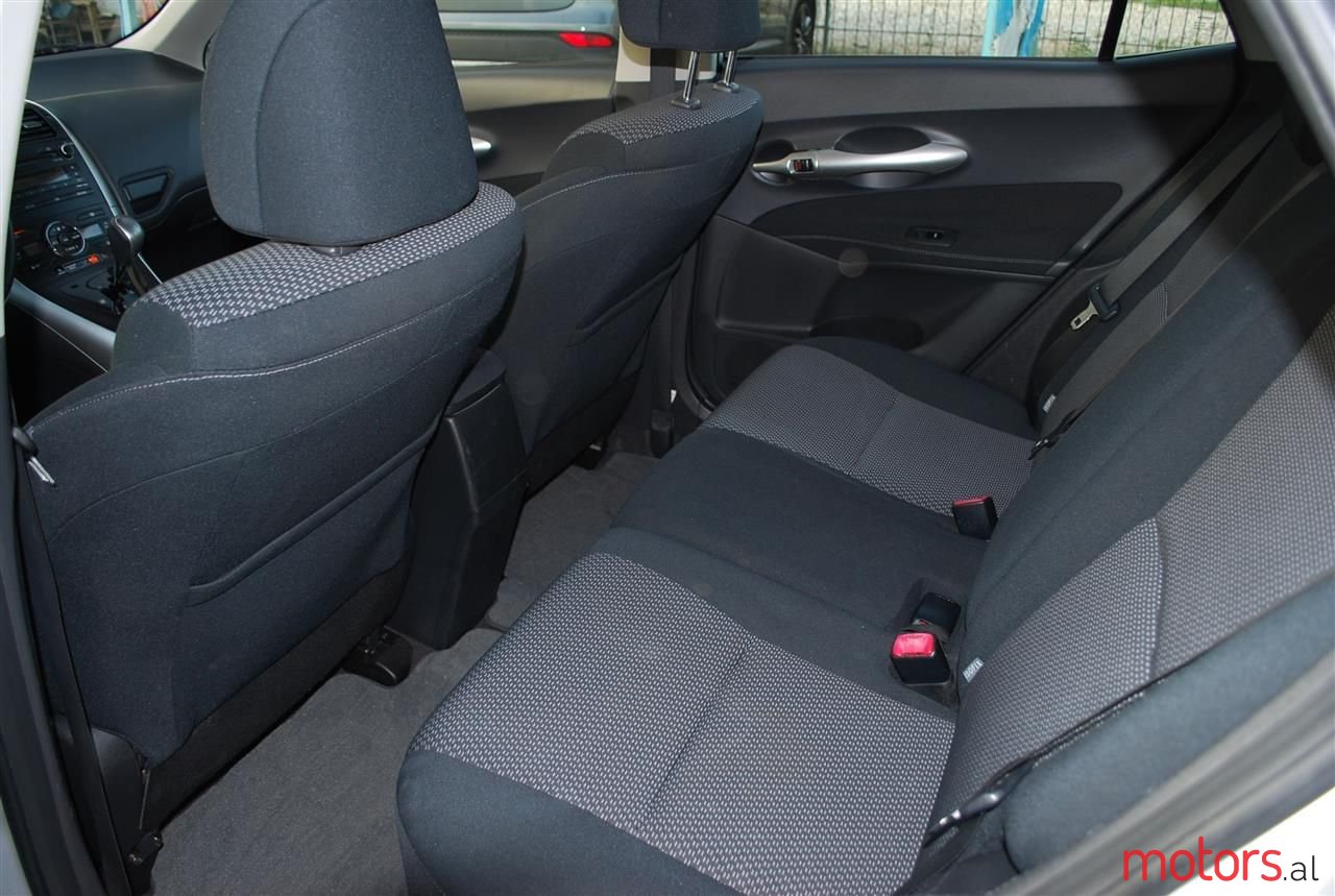 2011' Toyota Auris photo #6