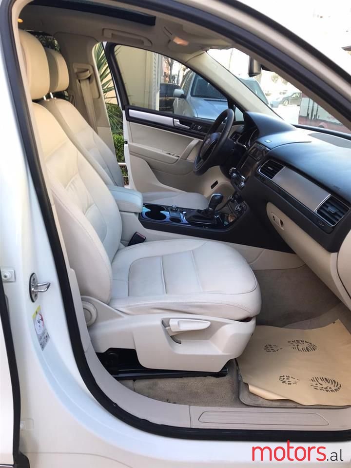 2013' Volkswagen Touareg photo #3