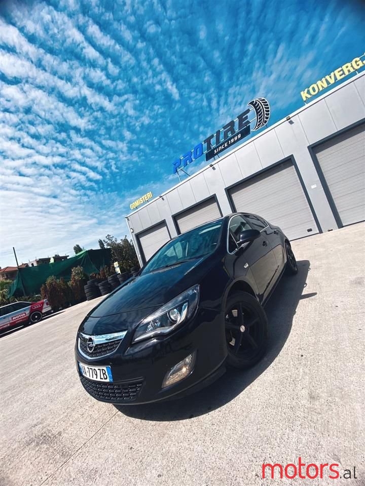 2011' Opel Astra photo #1