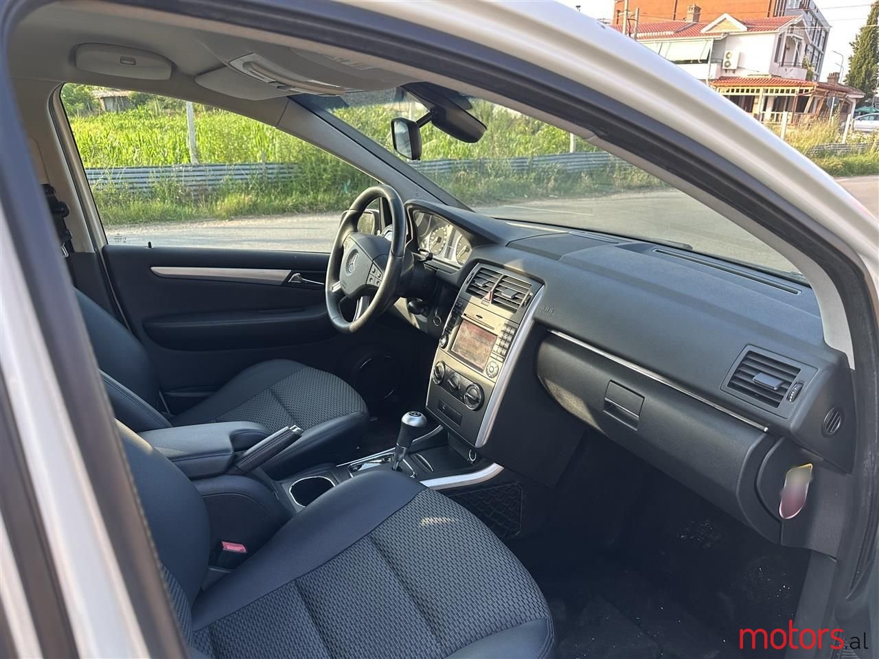 2011' Mercedes-Benz B 200 photo #3