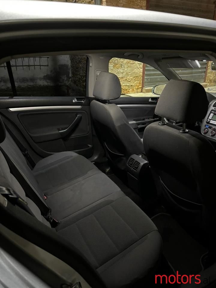 2008' Volkswagen Golf photo #5