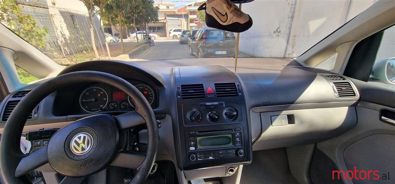 2004' Volkswagen Touran photo #3