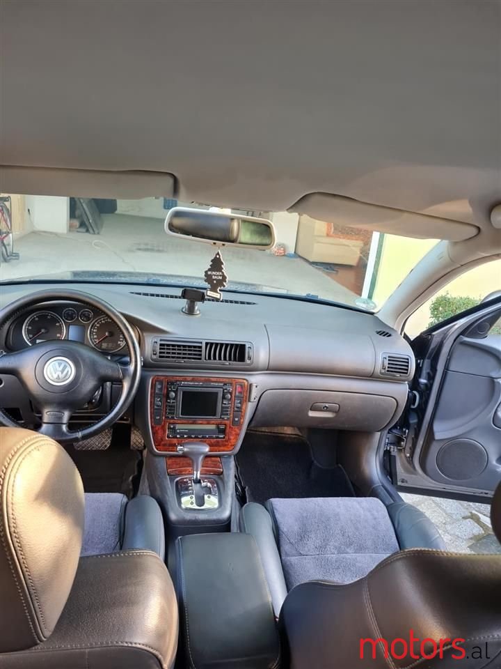 2005' Volkswagen Passat photo #2