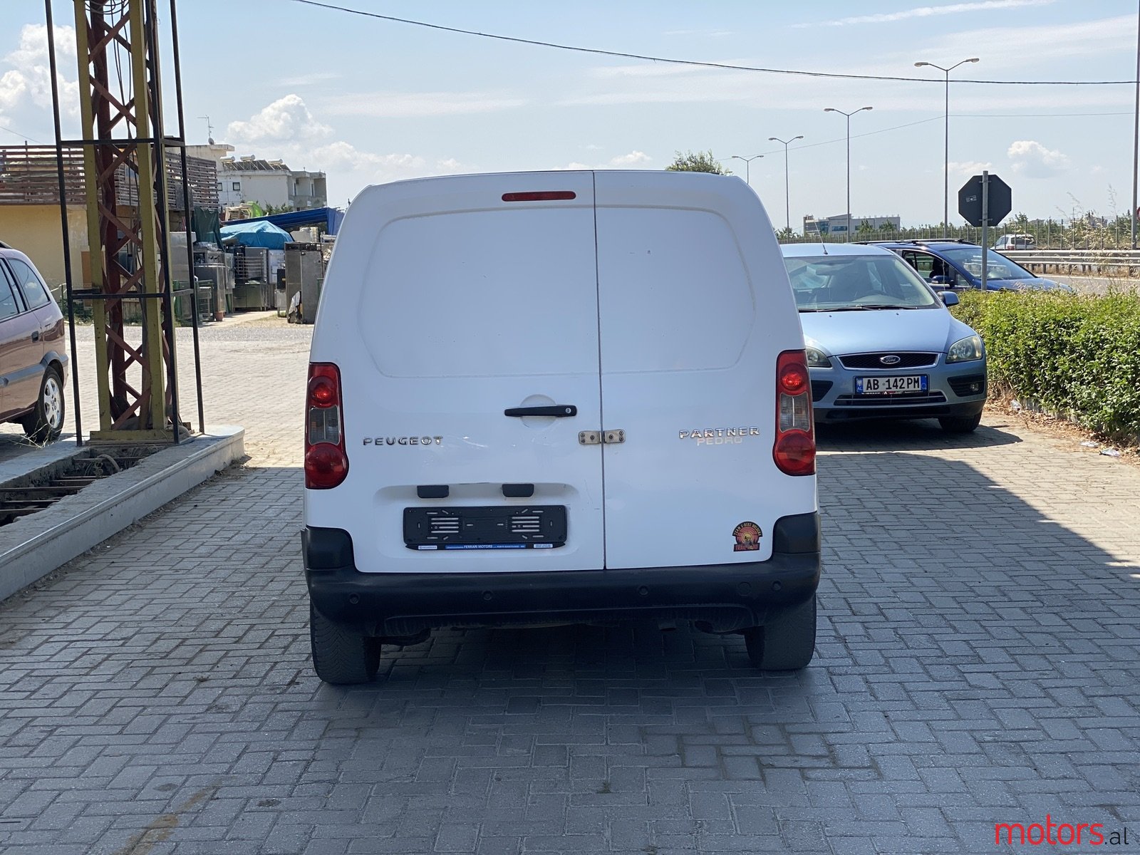 2011' Peugeot Partner photo #4