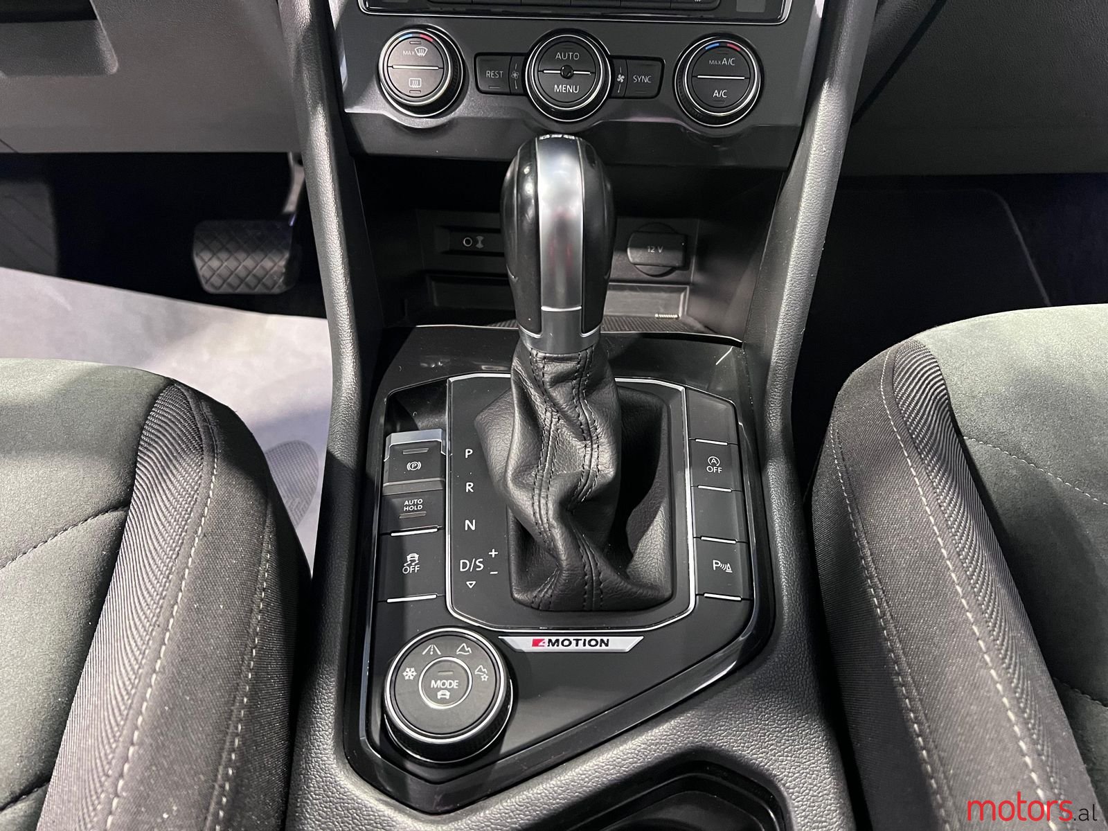 2016' Volkswagen Tiguan photo #5