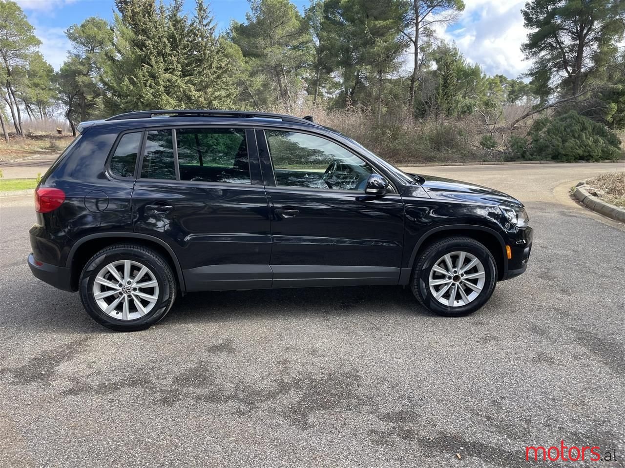 2012' Volkswagen Tiguan photo #3