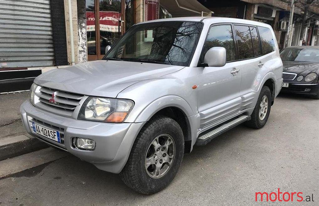 2002' Mitsubishi Pajero photo #2