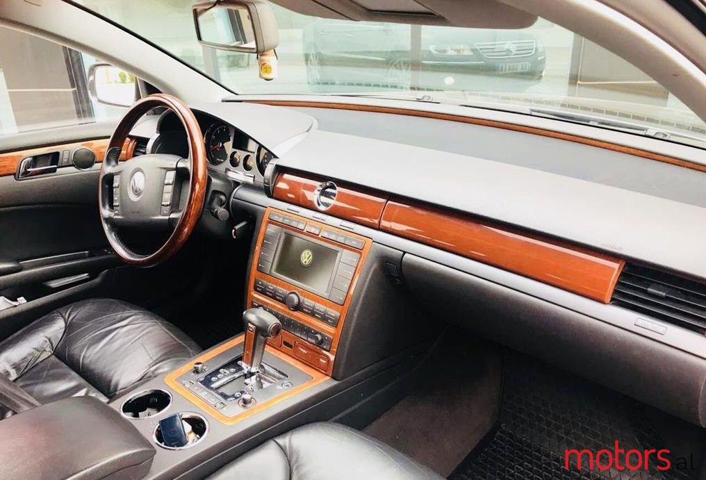 2004' Volkswagen Phaeton photo #2