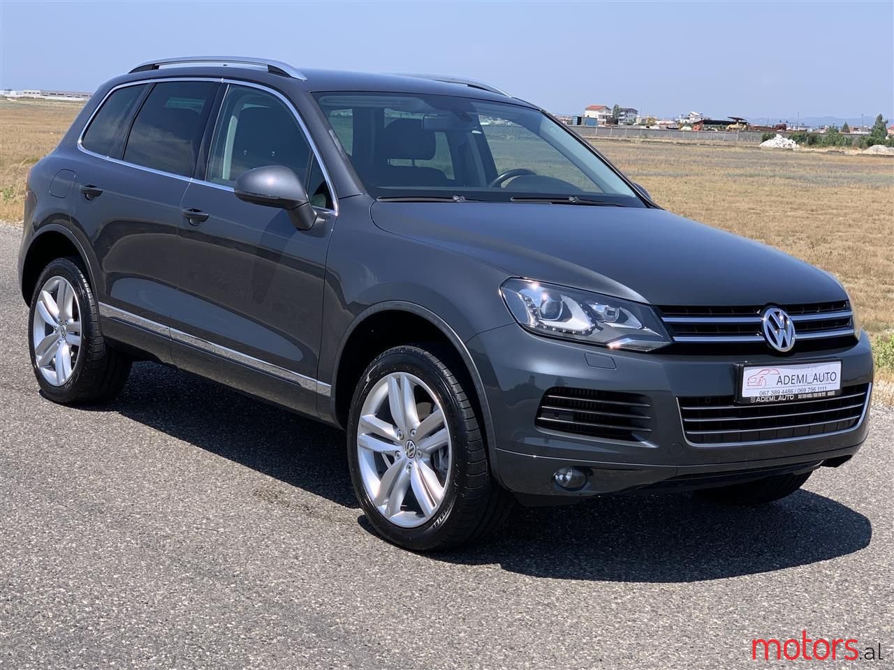 2012' Volkswagen Touareg photo #1
