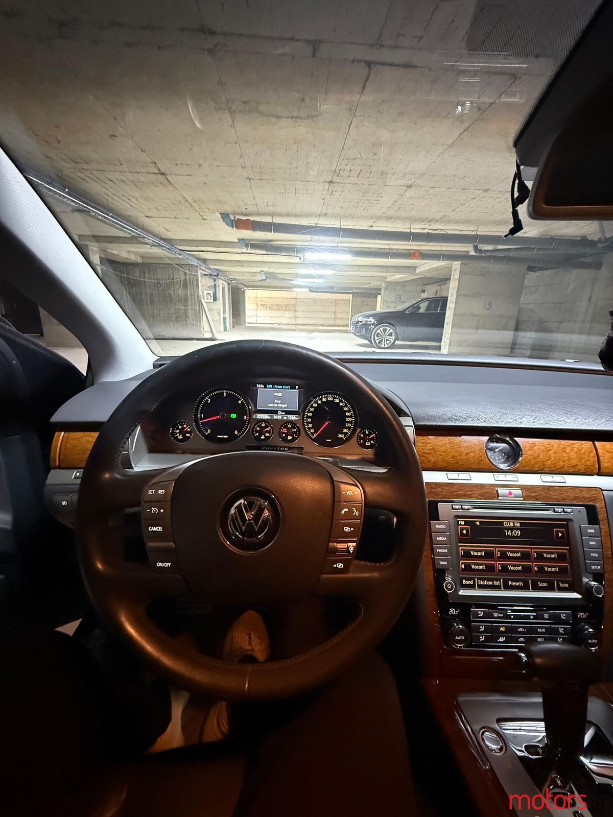 2013' Volkswagen Phaeton photo #4