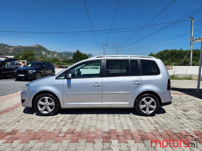 2008' Volkswagen Touran photo #5