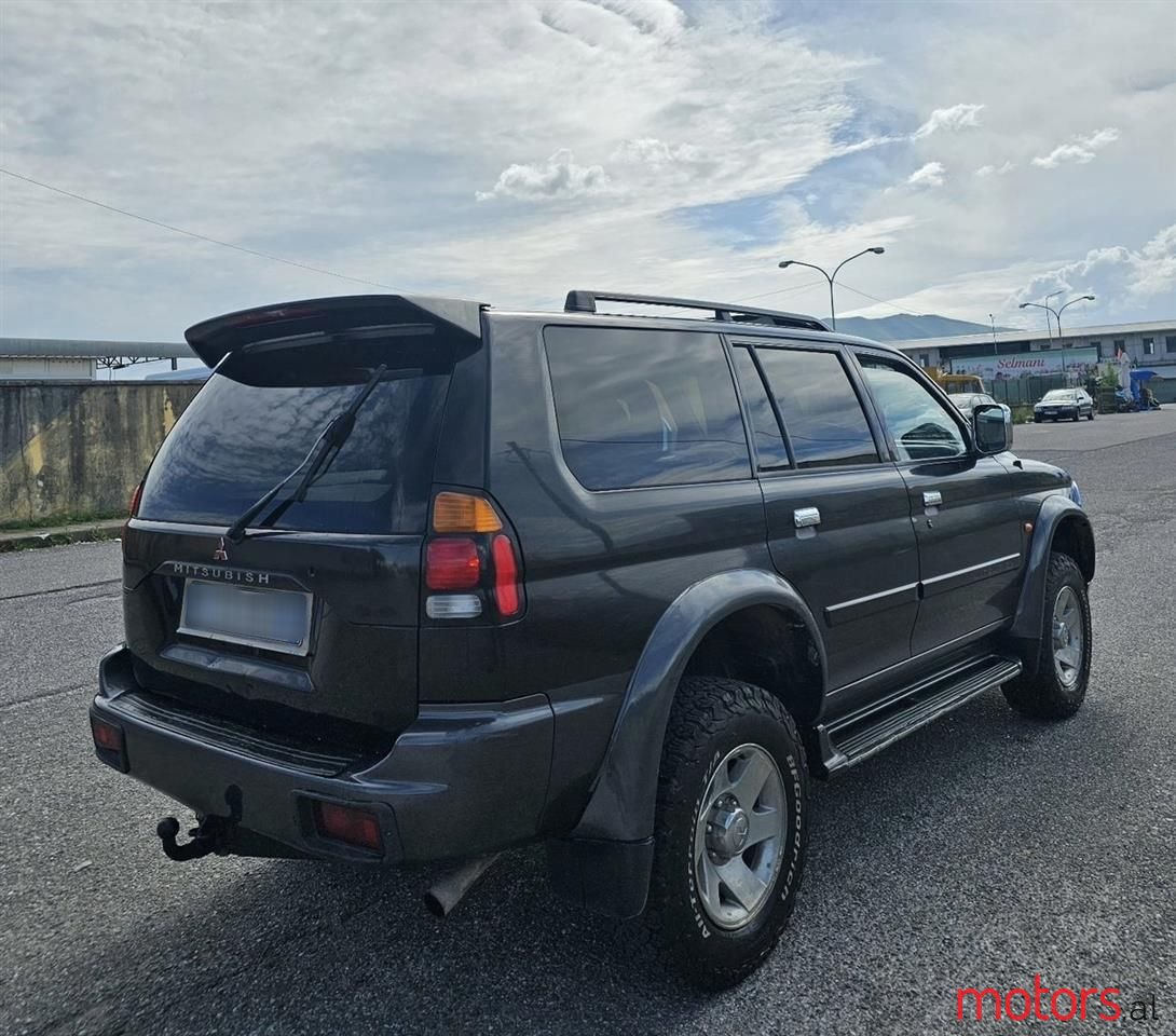 2004' Mitsubishi Pajero photo #1