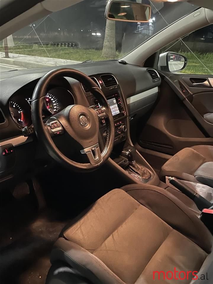 2009' Volkswagen Golf photo #2