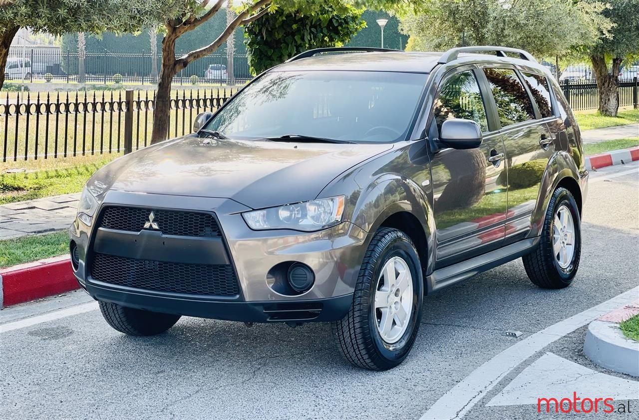 2010' Mitsubishi Outlander photo #3