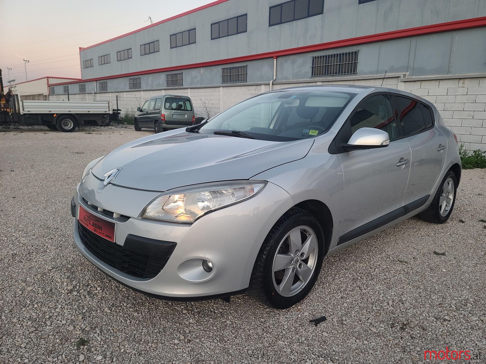 2011' Renault Megane photo #3