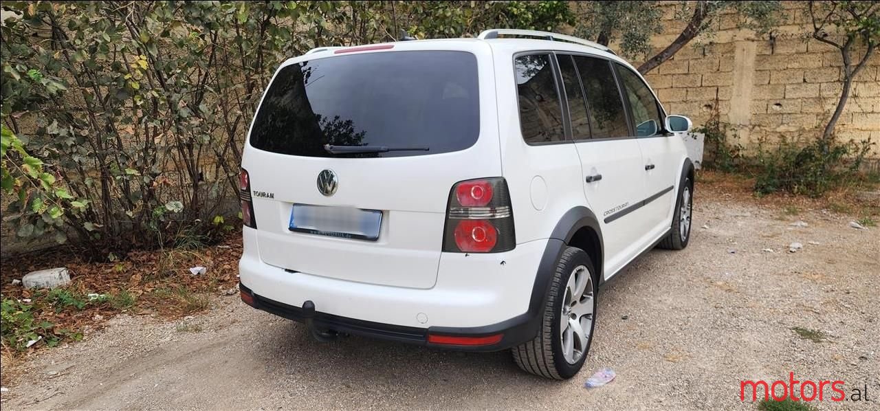 2008' Volkswagen Touran photo #5