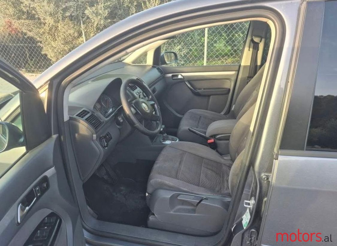 2009' Volkswagen Touran photo #5