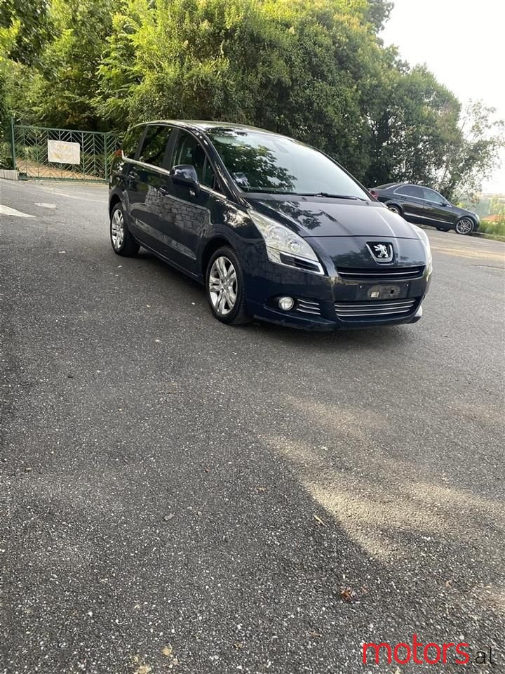 2010' Peugeot 5008 photo #1