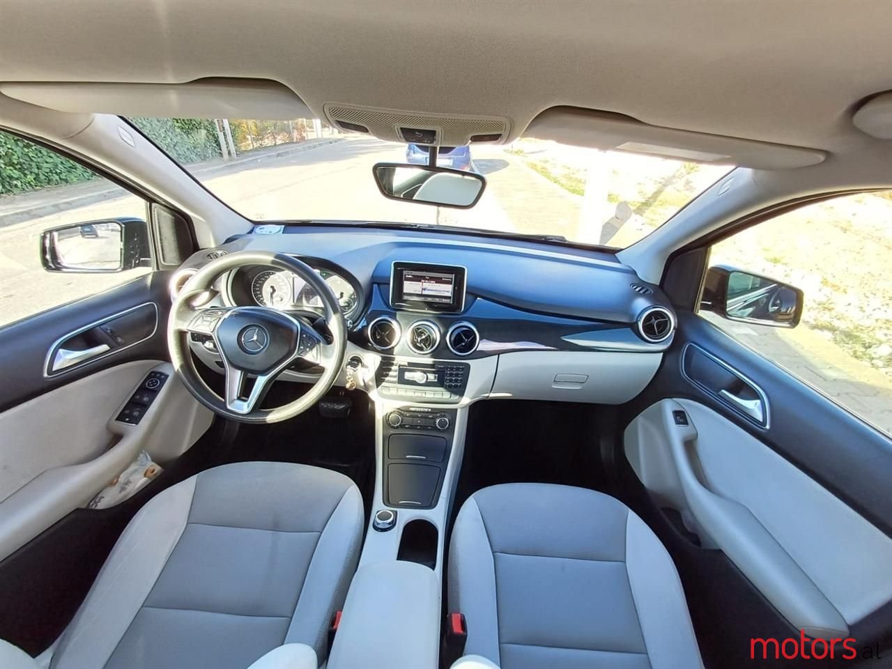 2013' Mercedes-Benz B 180 photo #1