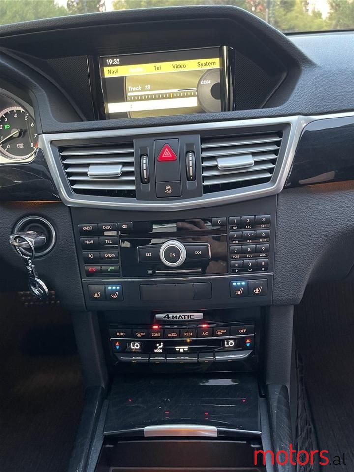 2011' Mercedes-Benz E 350 photo #4