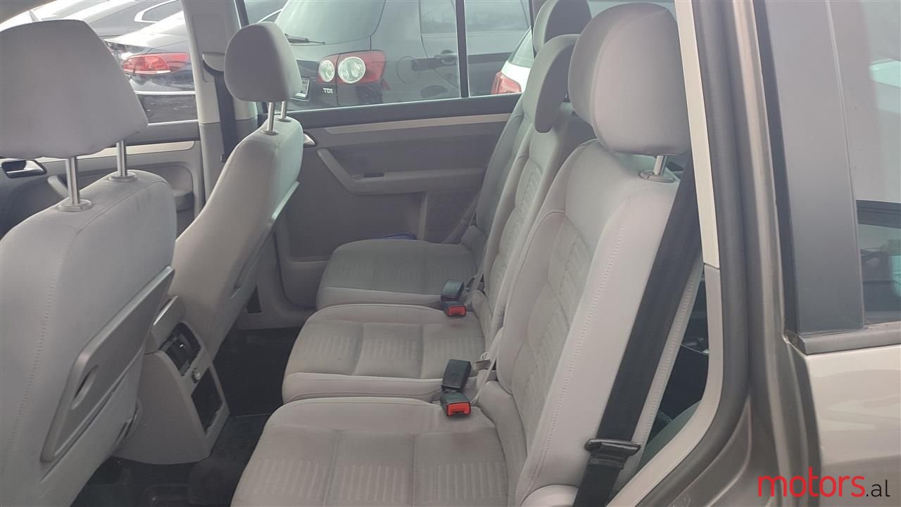 2007' Volkswagen Touran photo #5