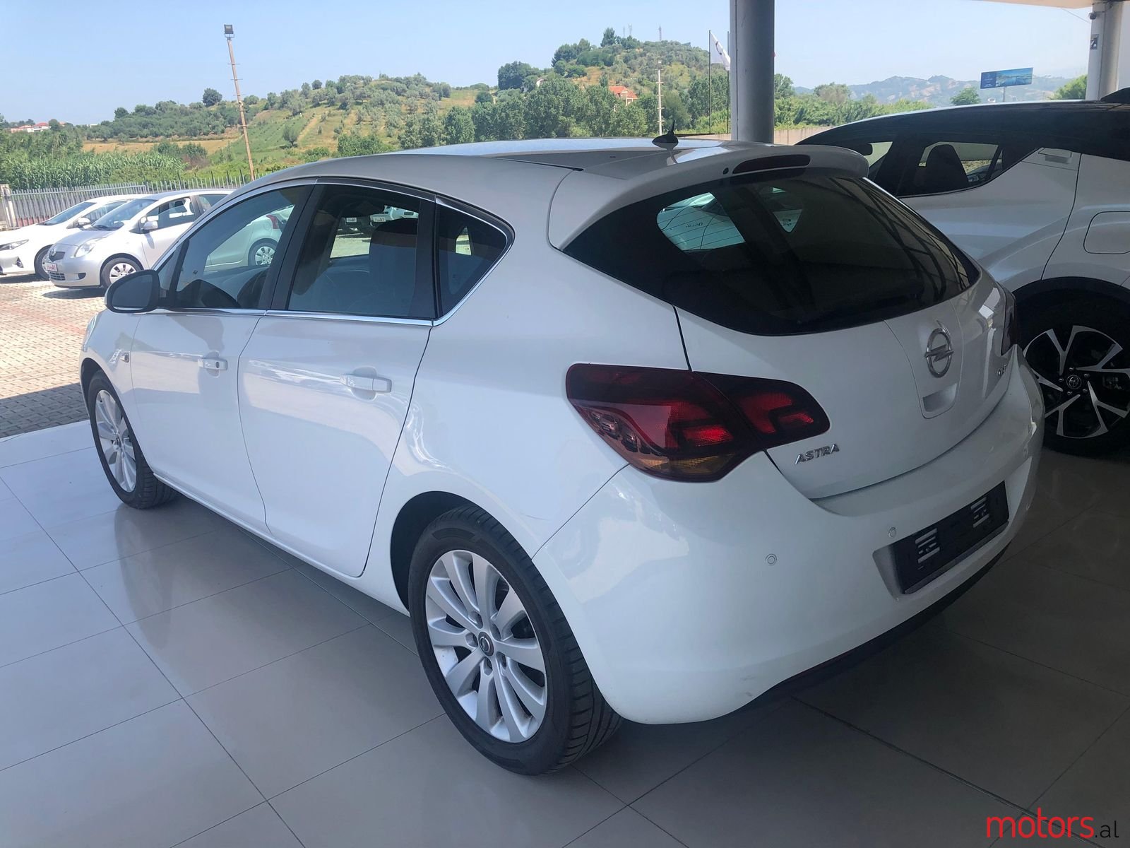2010' Opel Astra photo #2