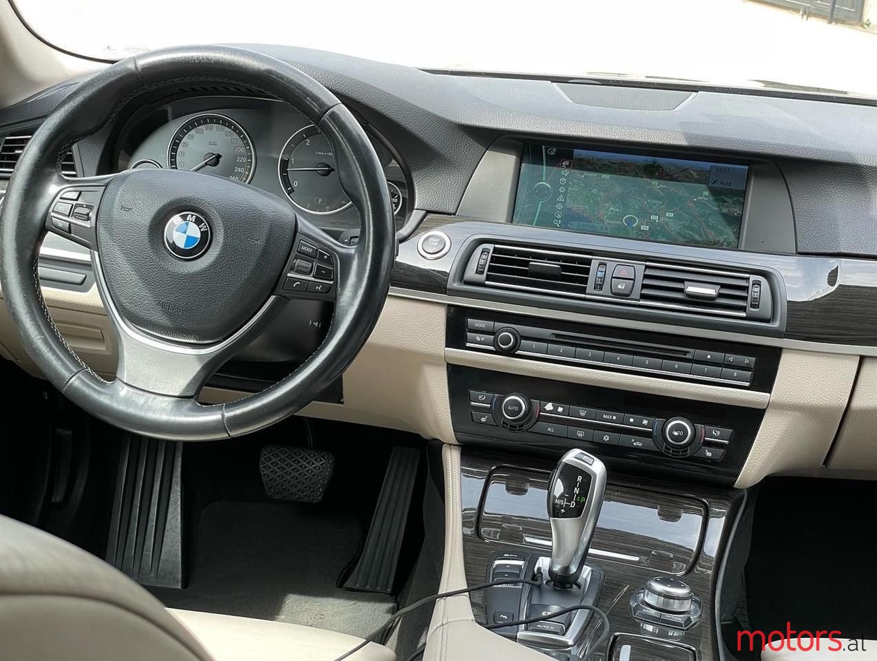 2011' BMW 530 photo #2