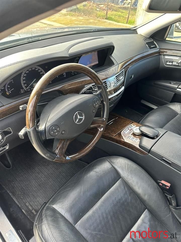 2011' Mercedes-Benz S 400 photo #5