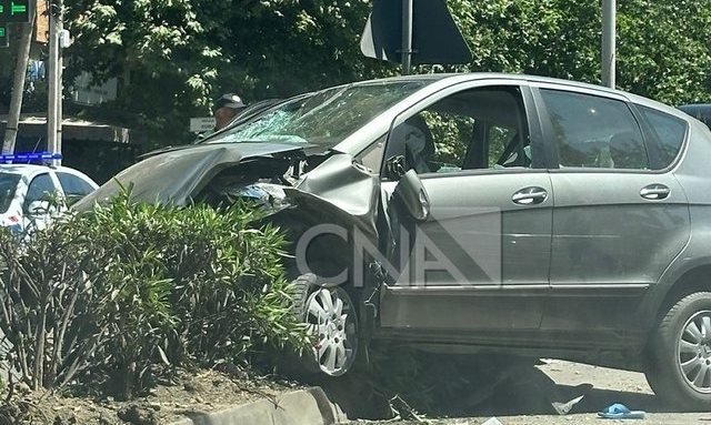 Përplasen makinat në Kamëz, marrin para 2 këmbësore/ Një viktimë