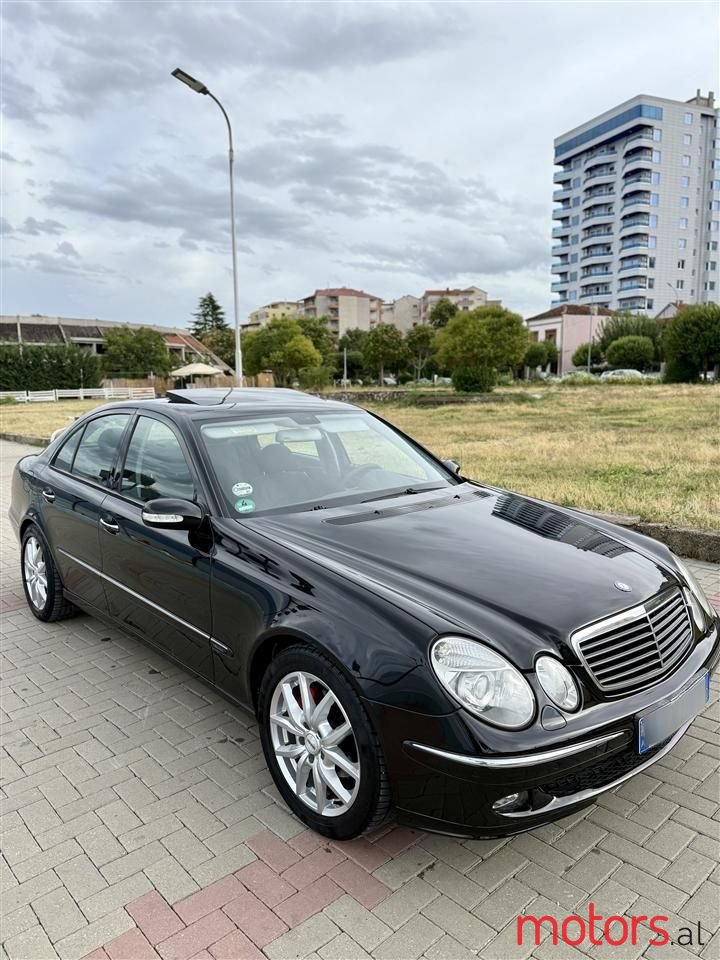 2004' Mercedes-Benz E 220 photo #3