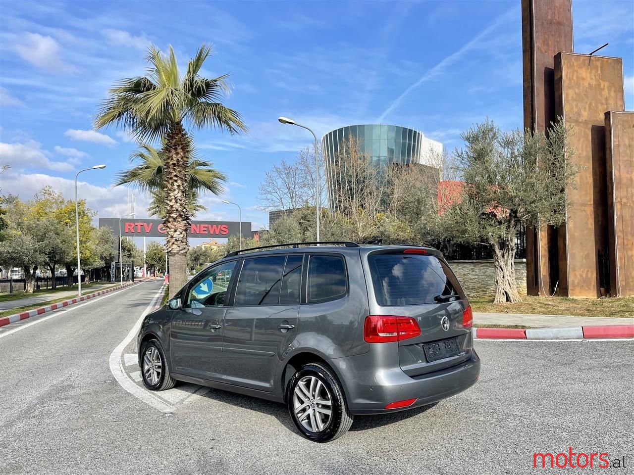 2012' Volkswagen Touran photo #3