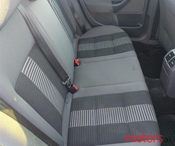 2008' Volkswagen Golf photo #2