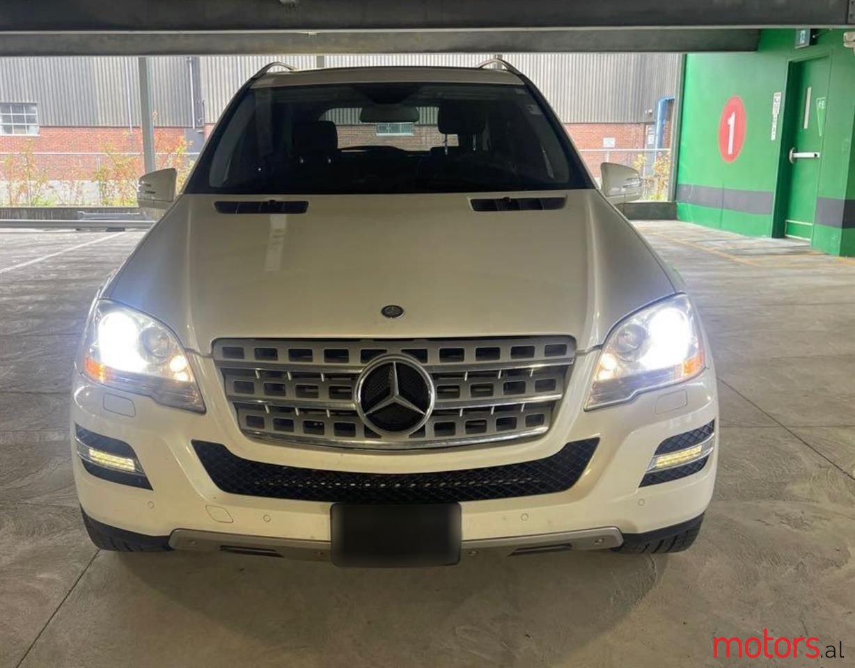 2011' Mercedes-Benz 300 photo #2