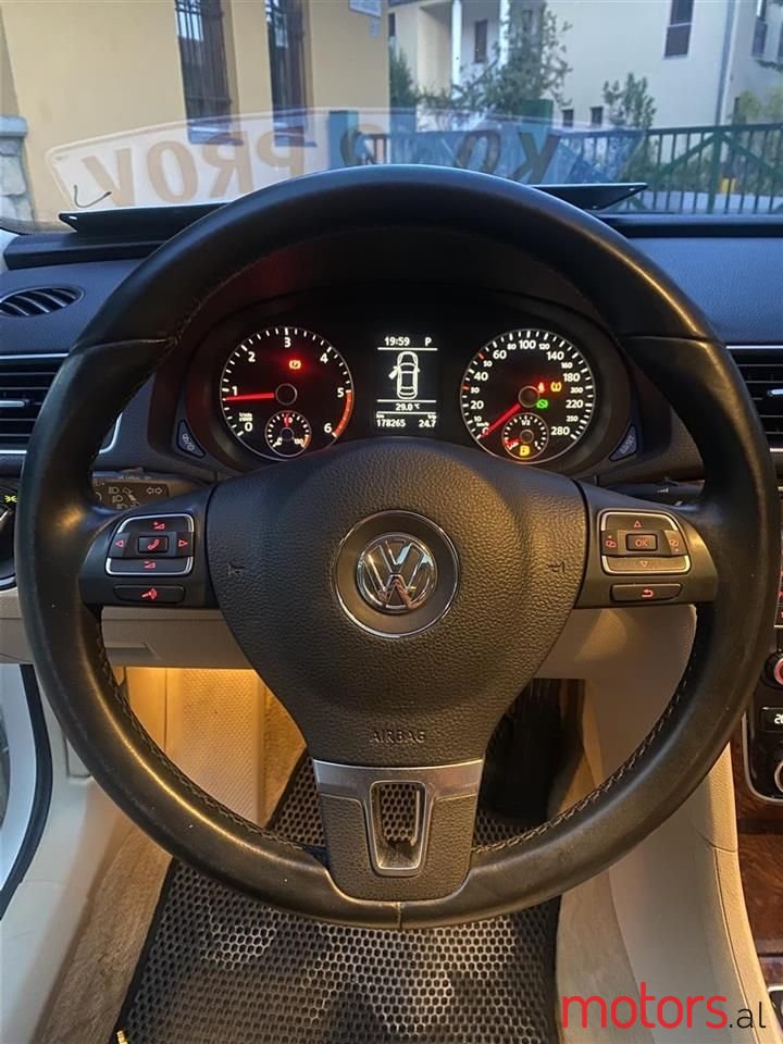 2013' Volkswagen Passat photo #5