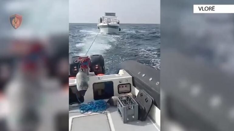 Skafi u dëmtua dhe mbetën të bllokuar në det, shpëtohen 2 persona në Vlorë dhe më pas e pësojnë me gjobë! Ja shkaku