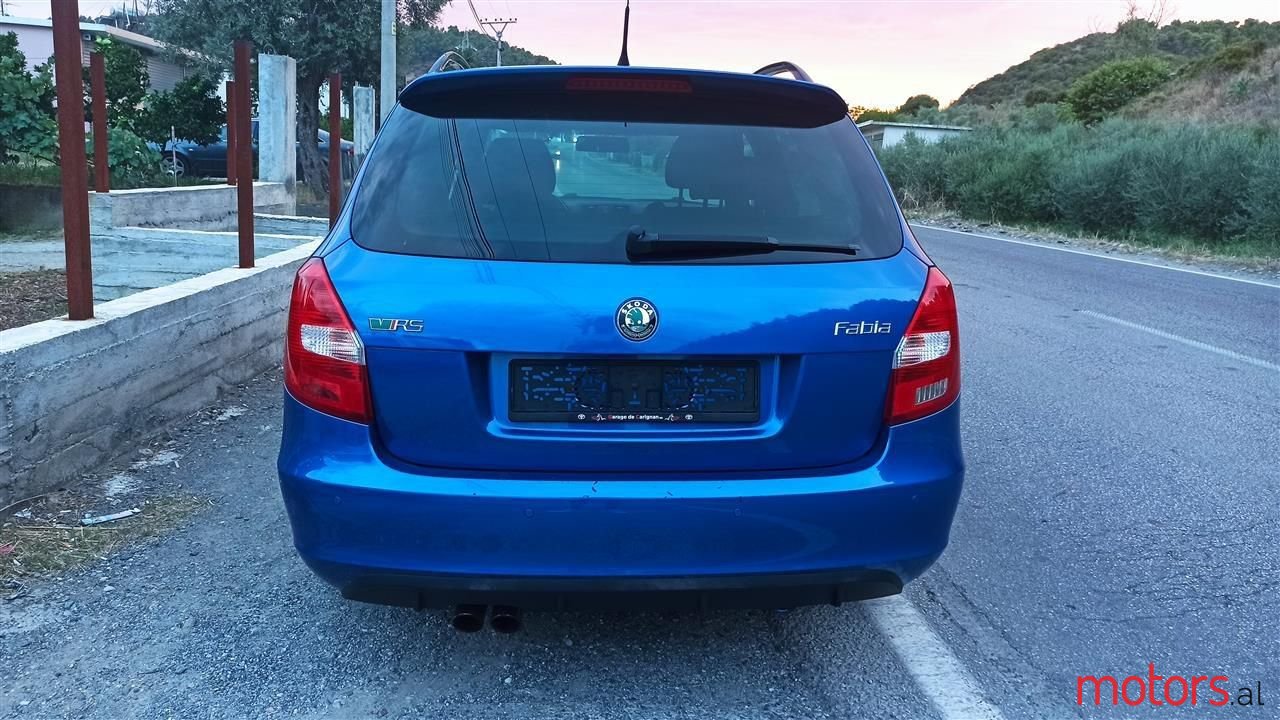 2011' Skoda Fabia photo #2