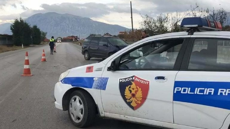 Përplasen dy makina në Fushë-Krujë, përfundon në spital njëra prej shofereve