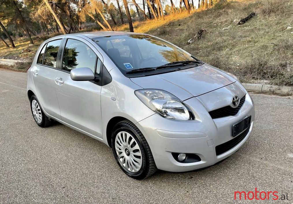 2011' Toyota Yaris photo #1