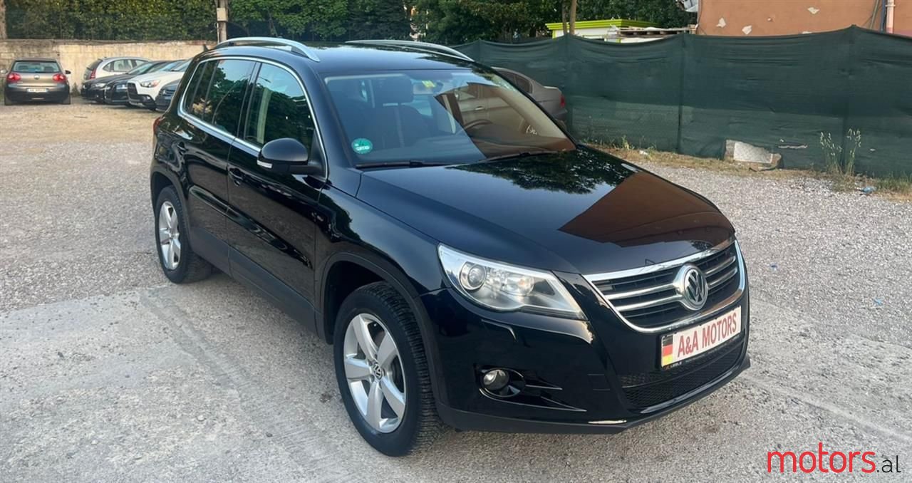 2011' Volkswagen Tiguan photo #1