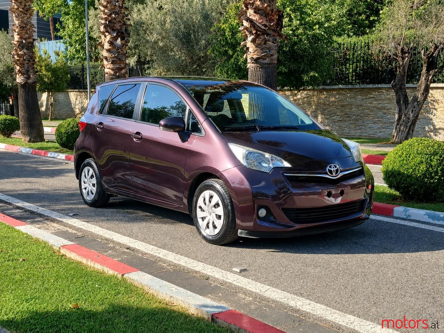2011' Toyota Verso-S photo #3