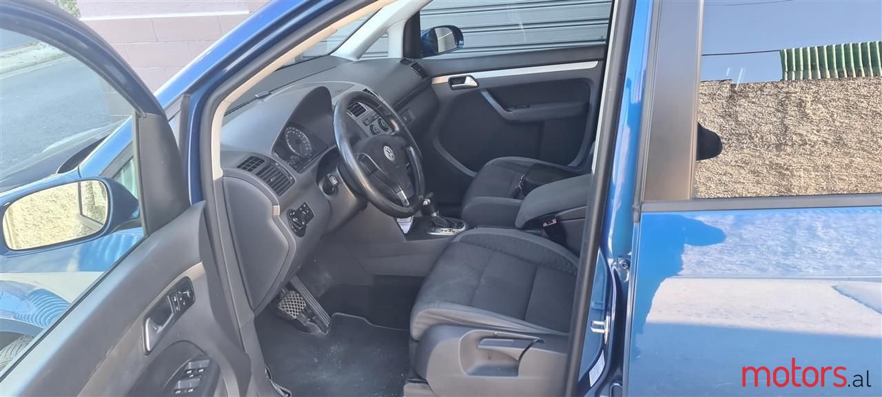 2007' Volkswagen Touran photo #5