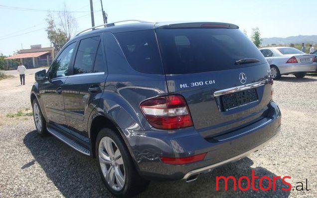 2011' Mercedes-Benz ML-Class photo #5